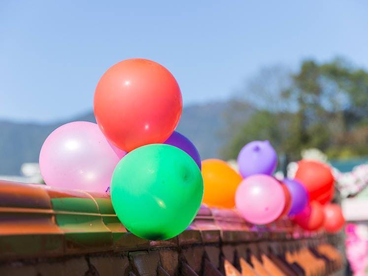 Dak versierd met ballonnen