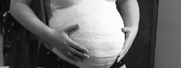 Zwart-wit foto van vrouw met zwangere buik