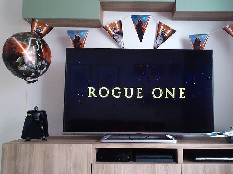 TV met intro van Star Wars film Rogue One 