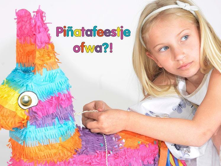 Meisje met kleurrijke piñata