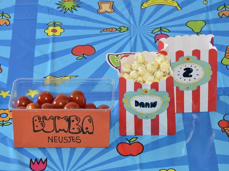 Popcorn en kleine tomaatjes in Bumba thema geserveerd