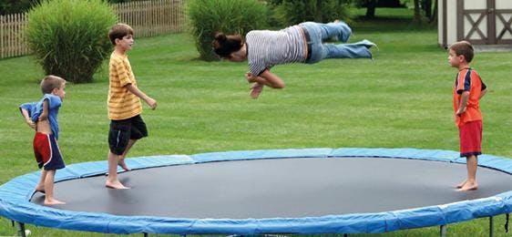 Vier kinderen spelen op de trampoline