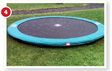 monteren en plaatsen van de trampoline